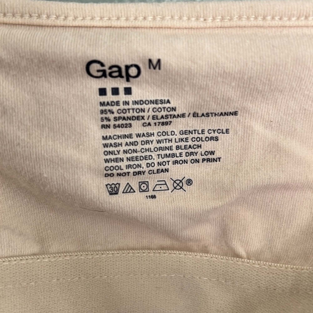 Women’s Gap built in bra tank Size Medium - Picture 2 of 3